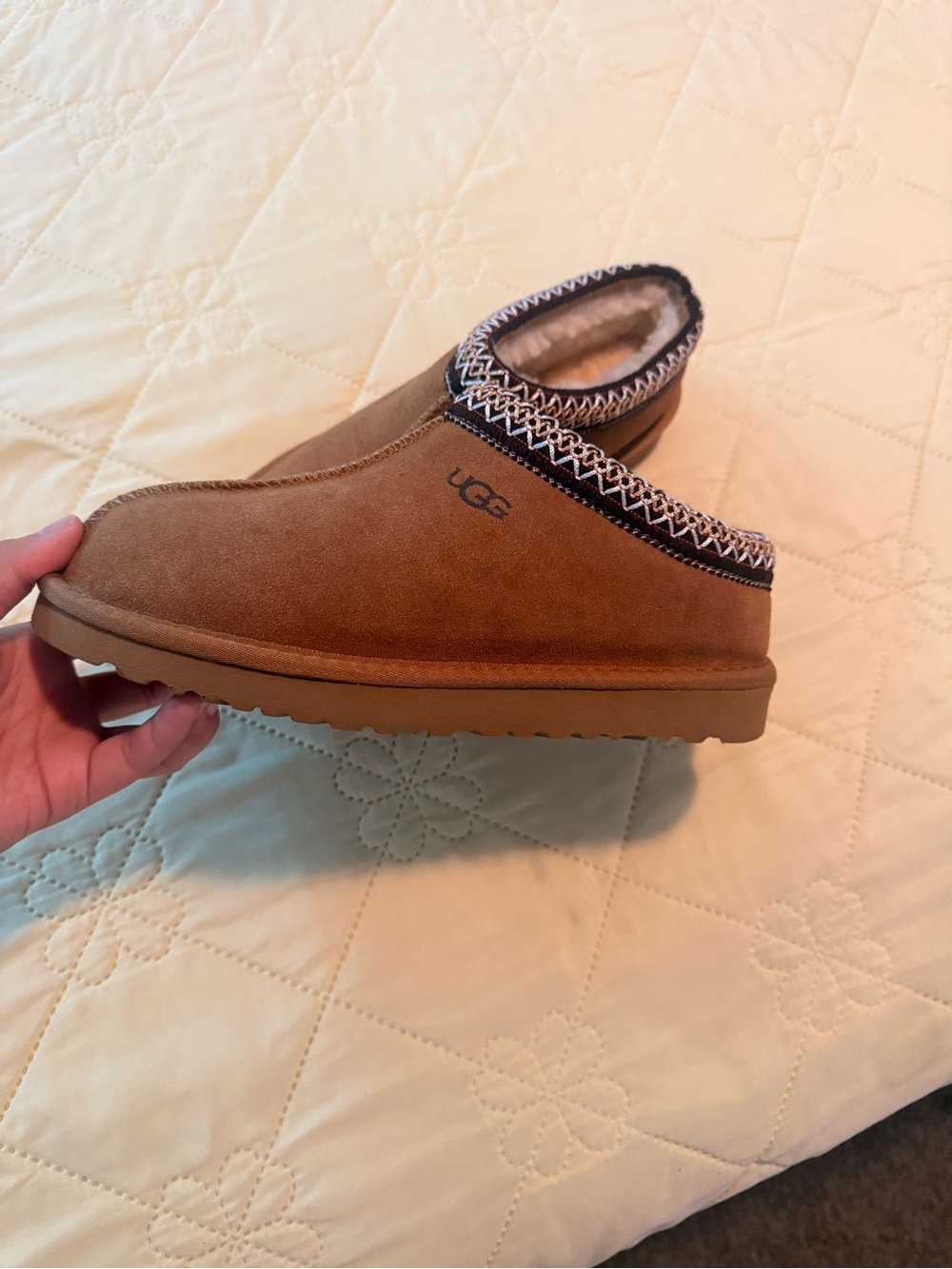 UGG women Chestnut Brown  Slippers